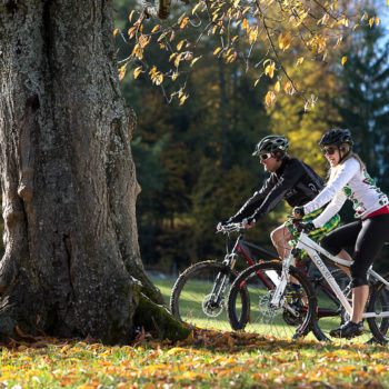 Mountainbiken im Herbst am Fuße der Seiser Alm