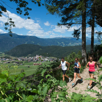 Lauftraining in den Wäldern bei Kastelruth