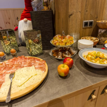 Buffet alla colatzione con speck, formaggio, marmellata fatto in casa e tante altre cose 