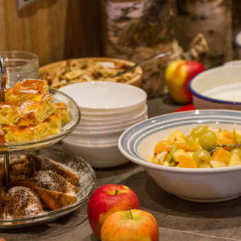 Torta fatta in casa alla colazione all'agroturismo