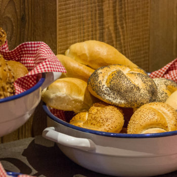 Colazione al maso con pane fresco