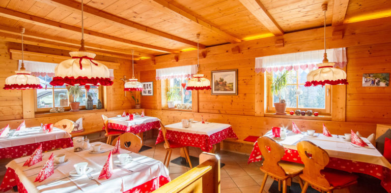 Frühstücksraum beim Bauernhofurlaub am Falentörhof in Kastelruth